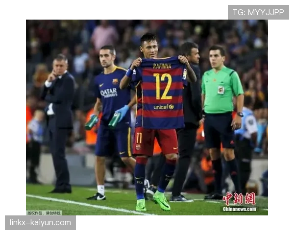 赫伊森观战皇马比赛引关注，社媒仍未就辱华内容道歉